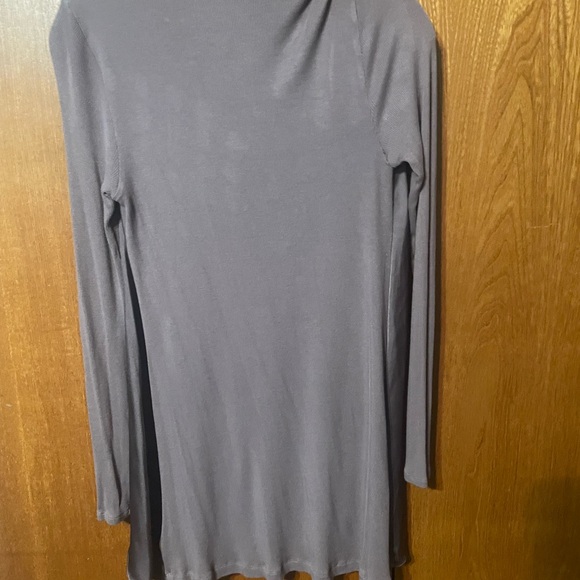 Deletta top silky and soft. Layer front neck. - Picture 4 of 5